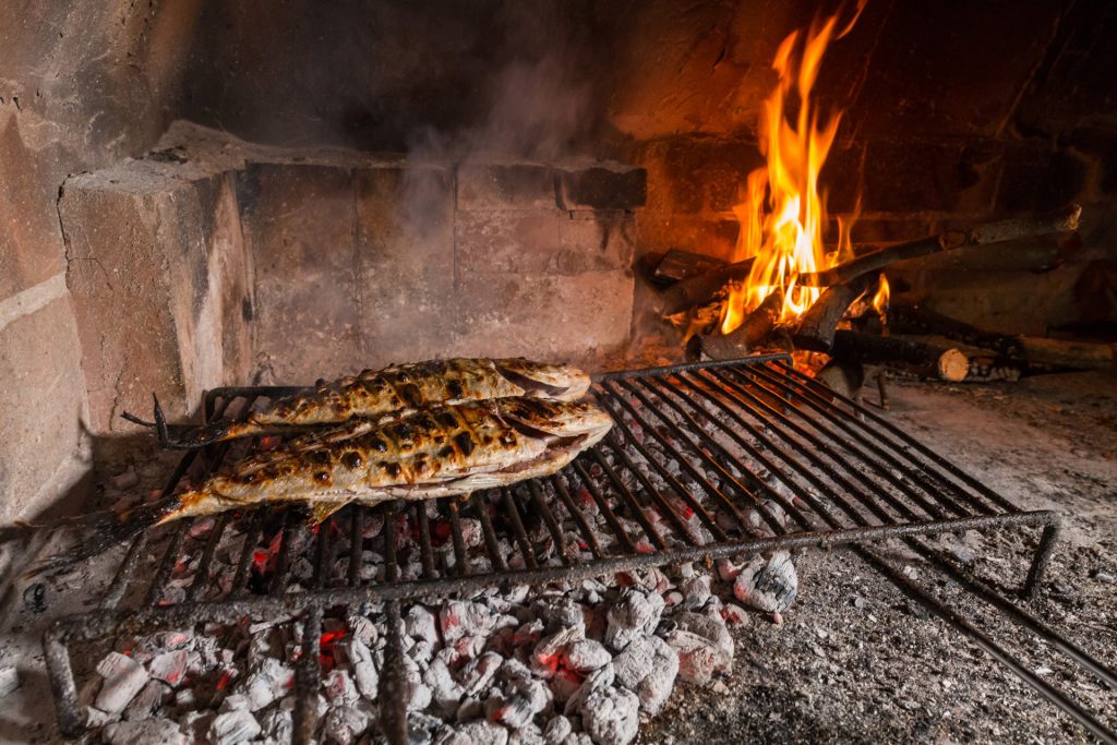 Bogatstvo mediteranske kuhinje tjera nas u pronalazak čuvenih specijaliteta. Kao vodilje dnevnog razgleda tragamo za tradicionalnim hvarskim restoranima koji nas srdačno dočekuju u svojim 
